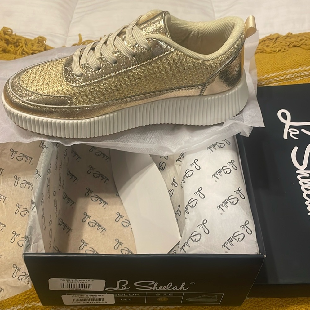 Super cute gold kicks